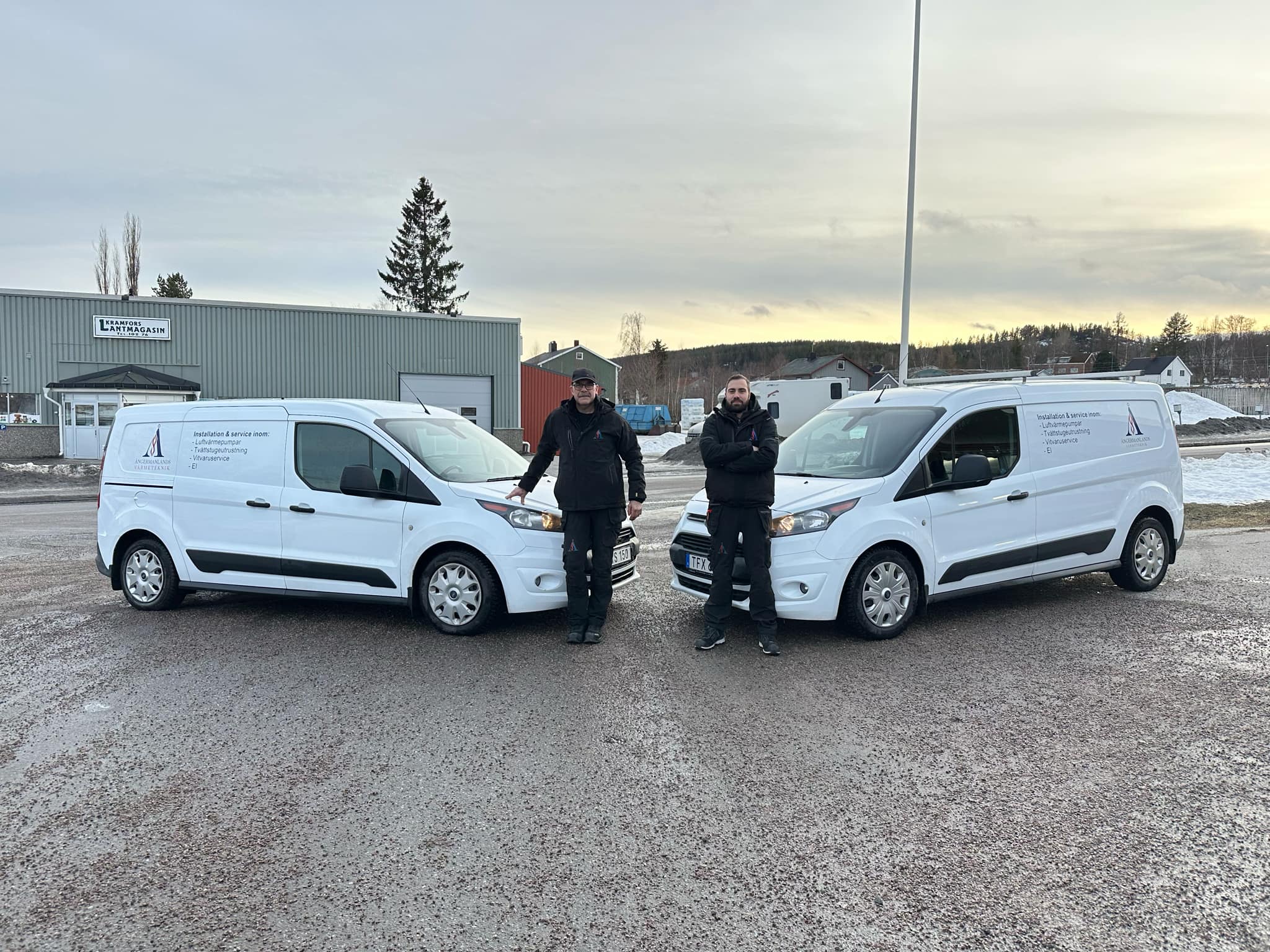 Två tekniker från Ångermanlands Värmeteknik & Service AB står framför sina företagsbilar – experter på installation av luftvärmepump i Kramfors, Härjedalen och Sundsvall